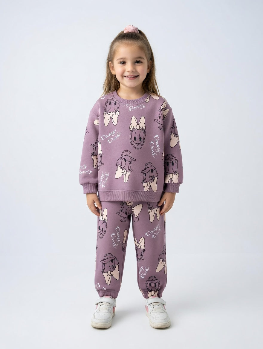 Niña sonriente vistiendo conjunto de sudadera y pantalón EmpiBy color malva con estampado de Daisy Duck