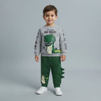 Conjunto EmpiBy para niño con sudadera gris de dinosaurio y pantalón verde con detalles de espinas en la pierna