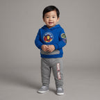 Niño pequeño vistiendo conjunto EmpiBy de Iron Man con sudadera azul, capucha y pantalón jogger gris de Marvel.