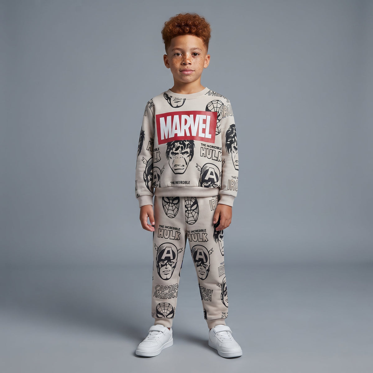 Conjunto EmpiBy de dos piezas beige para niño con estampado de superhéroes Marvel y sudadera de manga larga