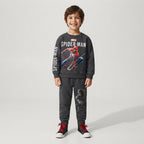 Niño sonriente vistiendo conjunto EmpiBy de sudadera y pantalón gris con estampado de Spider-Man de Marvel