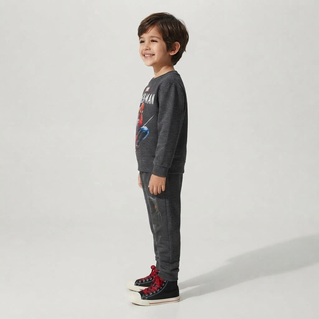Niño vistiendo conjunto EmpiBy de sudadera y pantalón gris con estampado de Spider-Man en colores rojo y azul