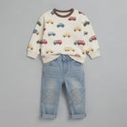 Conjunto EmpiBy de 2 piezas para niño: suéter crema con estampado de carritos y jeans de mezclilla azul con rodilleras