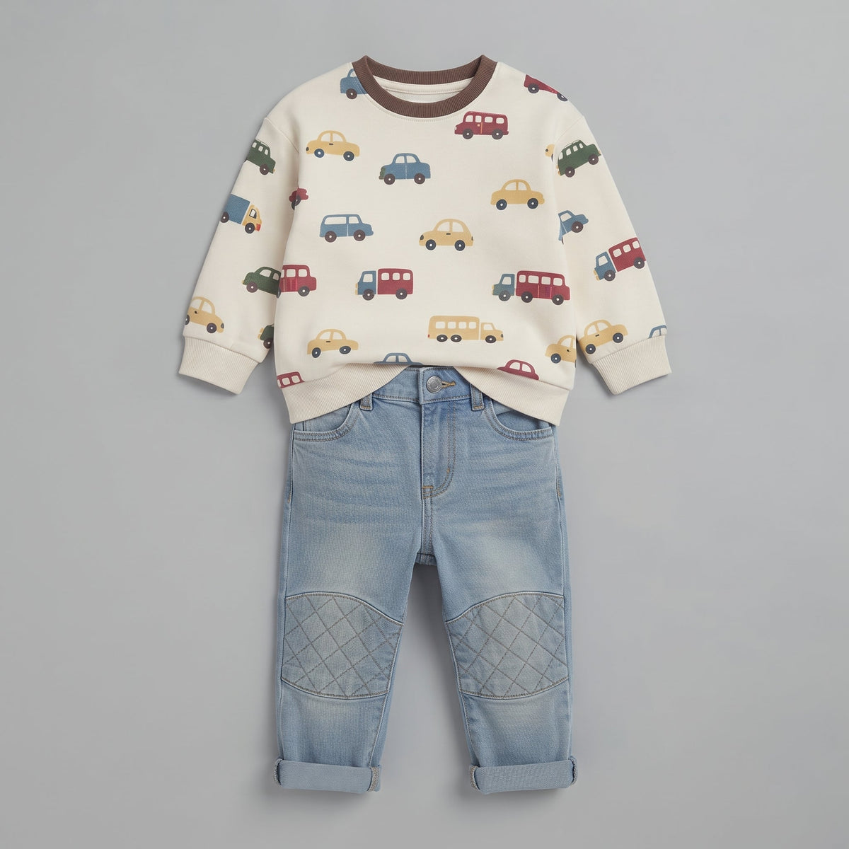 Conjunto EmpiBy de 2 piezas para niño: suéter crema con estampado de carritos y jeans de mezclilla azul con rodilleras