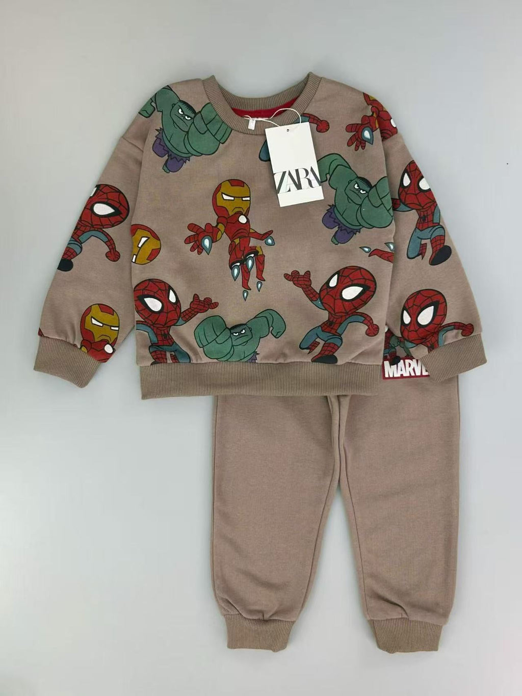 Conjunto EmpiBy de sudadera y pantalón color arena con estampado de superhéroes Marvel para niños