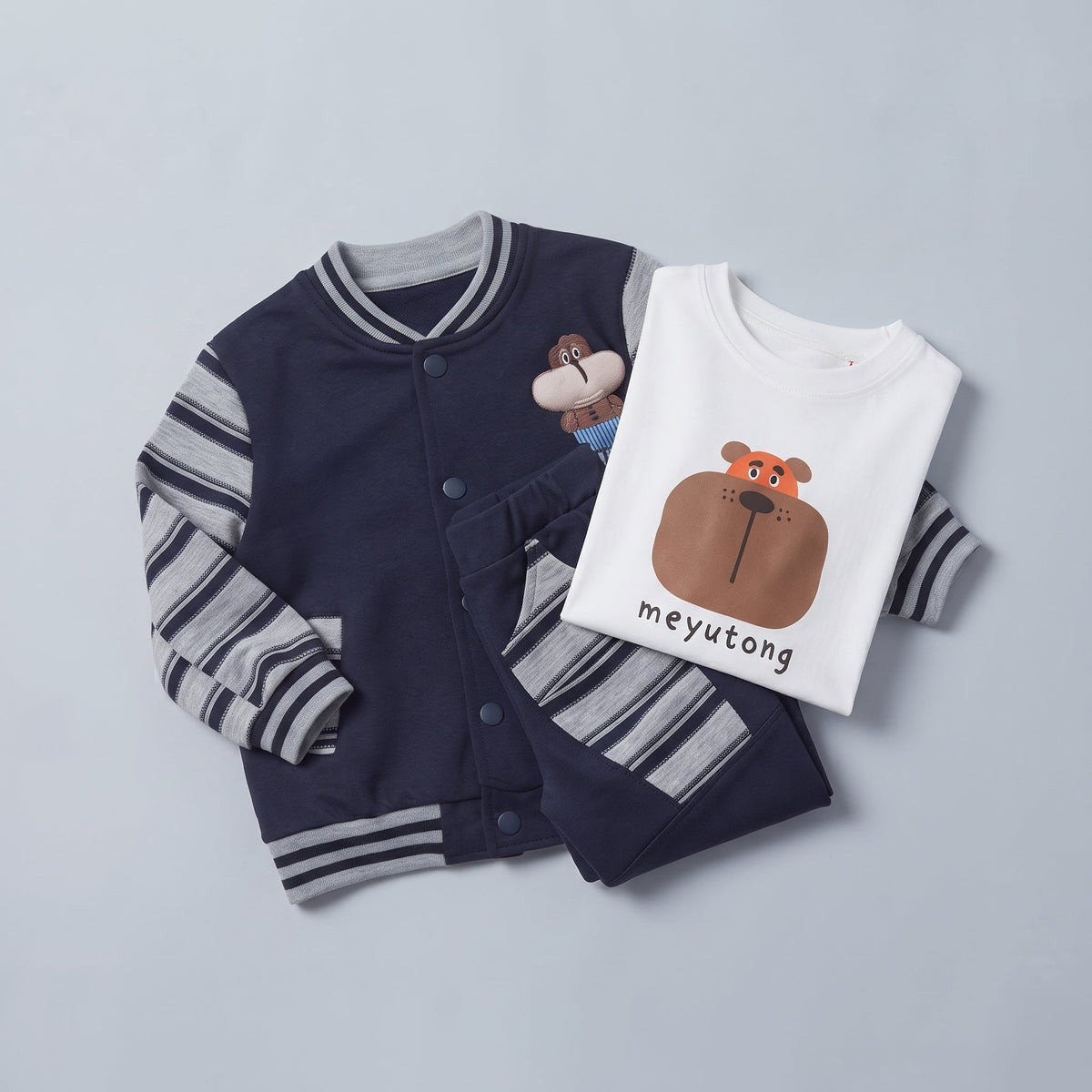 Conjunto EmpiBy de 3 piezas para niño con chaqueta bomber azul, camiseta blanca de oso y pantalón a juego