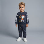 Niño vistiendo conjunto EmpiBy de Paw Patrol con sudadera gris oscuro de Chase y Marshall y pantalón jogger estampado