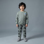 Niño vistiendo conjunto EmpiBy de Paw Patrol en verde salvia con sudadera de Chase y pantalón jogger de huellas