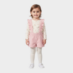 Niña pequeña con conjunto EmpiBy de peto rosa de pana con volantes y camiseta de manga larga con estampado floral