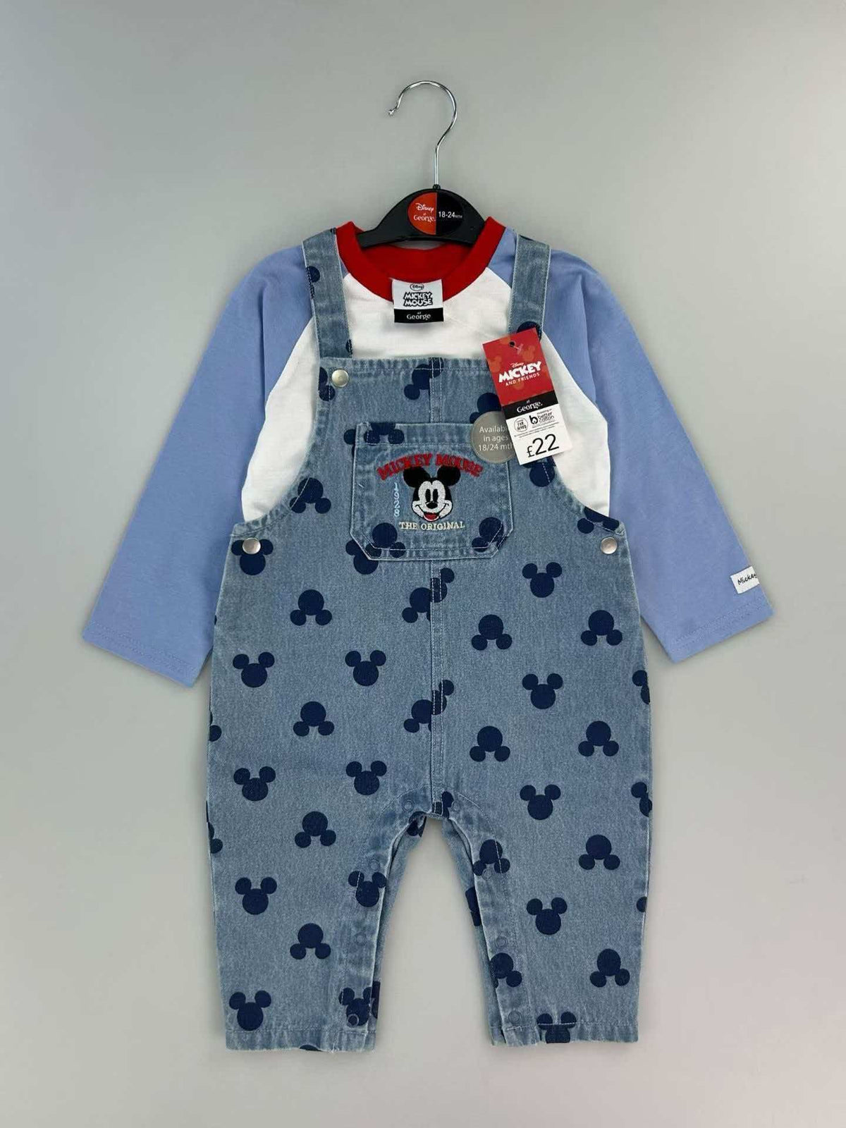 Conjunto EmpiBy de peto vaquero azul con estampado de Mickey Mouse y camiseta de manga larga raglán en blanco y azul.