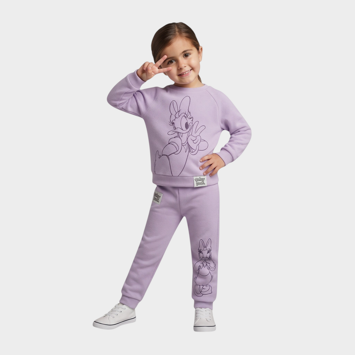 Niña vistiendo conjunto EmpiBy de sudadera y pantalón polar color lila suave con estampado de Daisy Duck