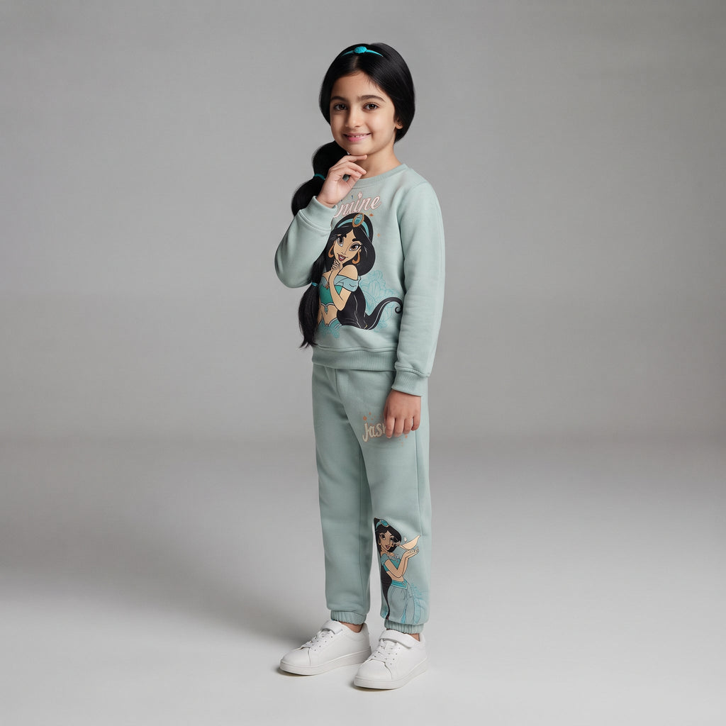 Niña vistiendo conjunto EmpiBy de dos piezas verde menta con estampado de la Princesa Jazmín y detalles dorados