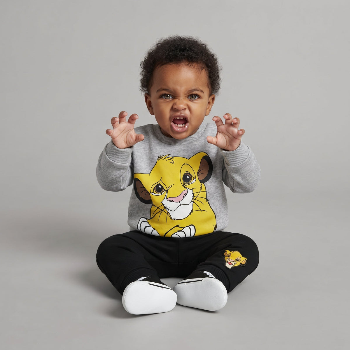 Bebé con conjunto EmpiBy de dos piezas gris y negro con estampado de Simba, sudadera y jogger cómodos para niño