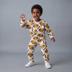 Niño vistiendo conjunto EmpiBy de dos piezas con estampado de Simba de El Rey León en tonos crema y marrón