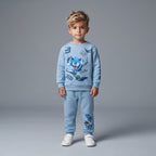Niño vistiendo conjunto EmpiBy de dos piezas azul claro con estampado de Sonic, sudadera y pantalón jogger cómodo.