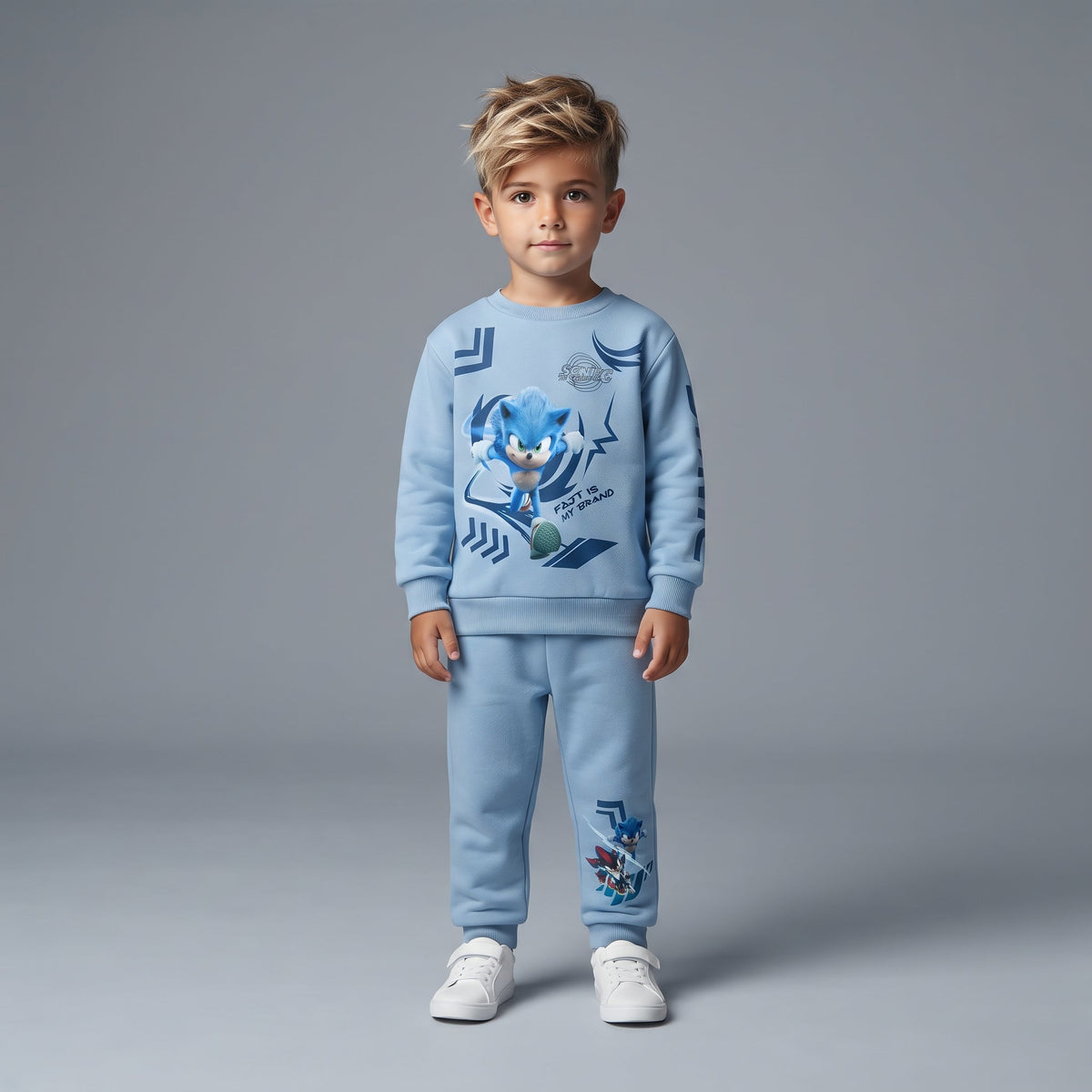 Niño vistiendo conjunto EmpiBy de dos piezas azul claro con estampado de Sonic, sudadera y pantalón jogger cómodo.
