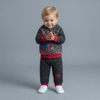 Bebé con conjunto EmpiBy de dos piezas de Spider-Man, sudadera gris con cremallera y pantalón jogger a juego.