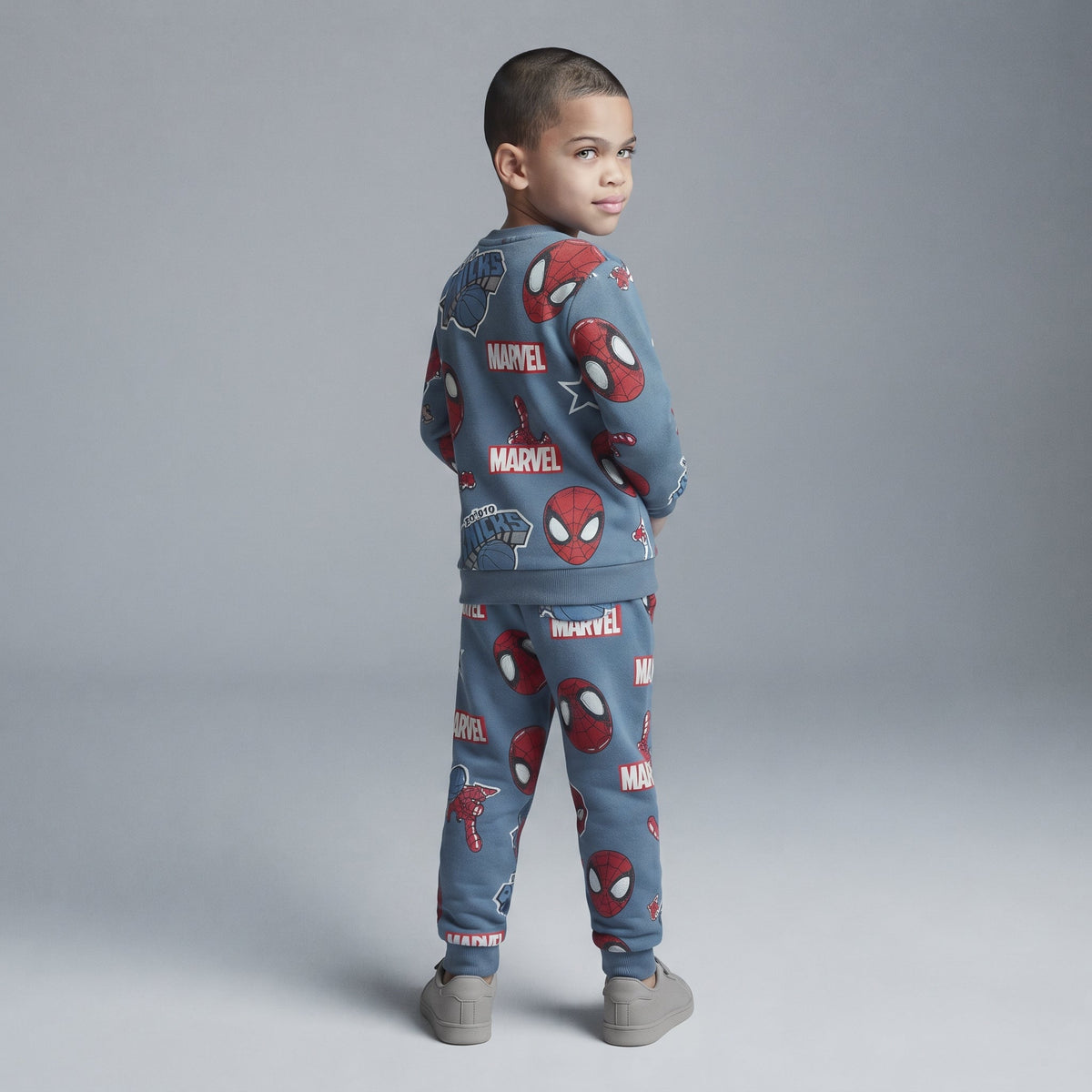 Conjunto EmpiBy de dos piezas para niño con estampado de Spider-Man y Marvel en sudadera y pantalón azul grisáceo