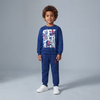 Niño vistiendo conjunto EmpiBy de sudadera y jogger azul rey con estampado de Spider-Man y detalles de telarañas.