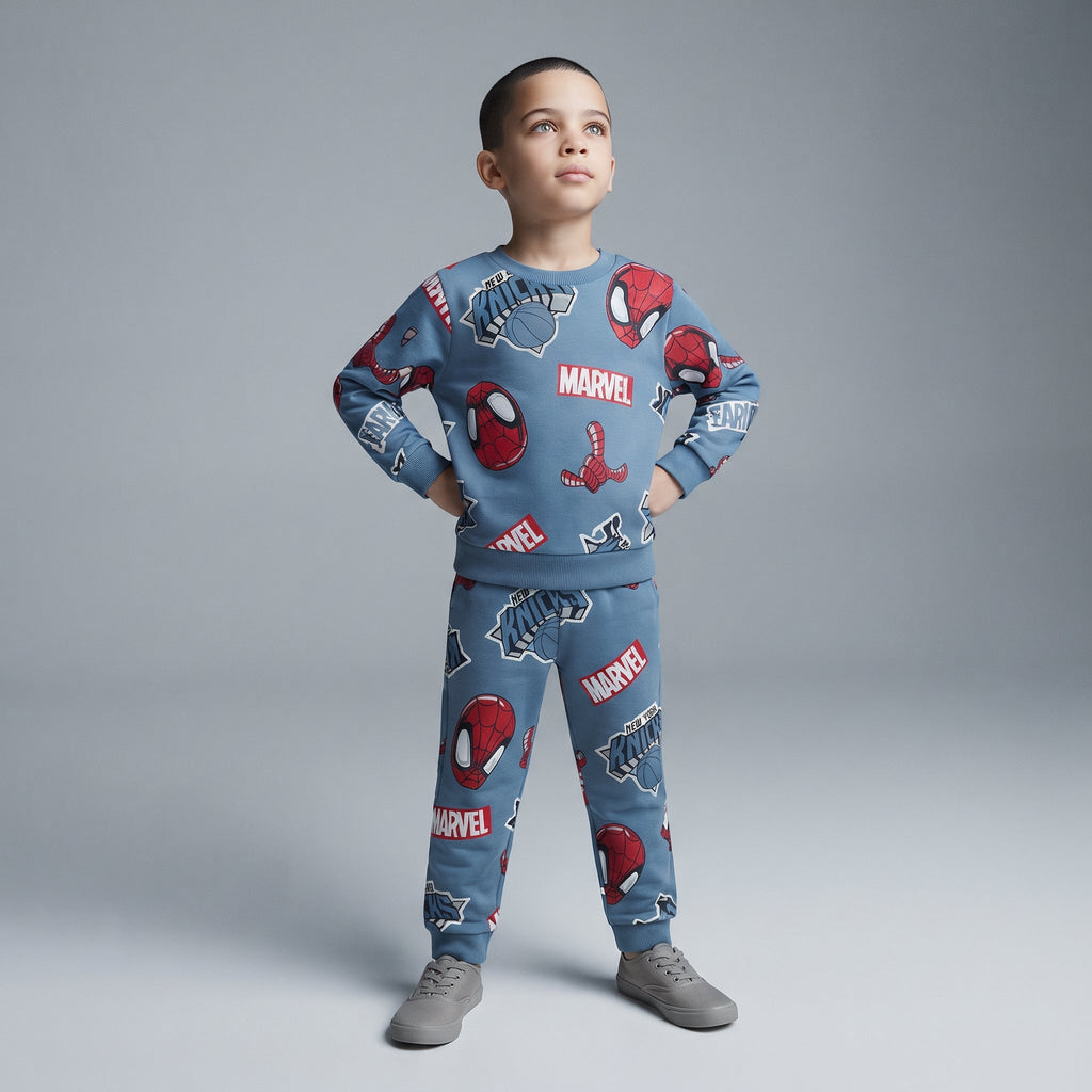 Niño vistiendo conjunto de dos piezas EmpiBy de Spiderman en color azul con estampado de Marvel y felpa francesa.