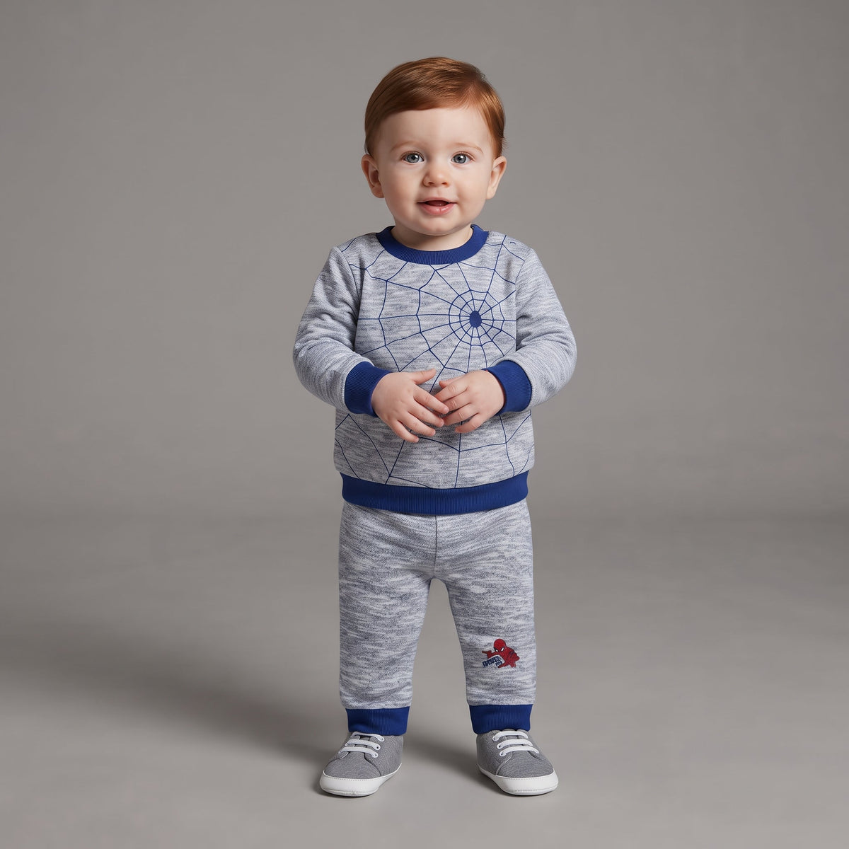 Bebé con conjunto EmpiBy de dos piezas gris con estampado de telaraña de Spider-Man y detalles en azul marino