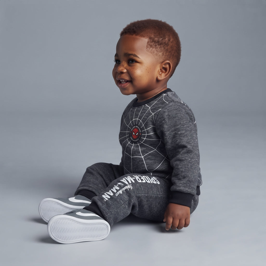 Conjunto EmpiBy de dos piezas para bebé con diseño de Spider-Man en gris melange, incluye buzo y pantalón jogger.