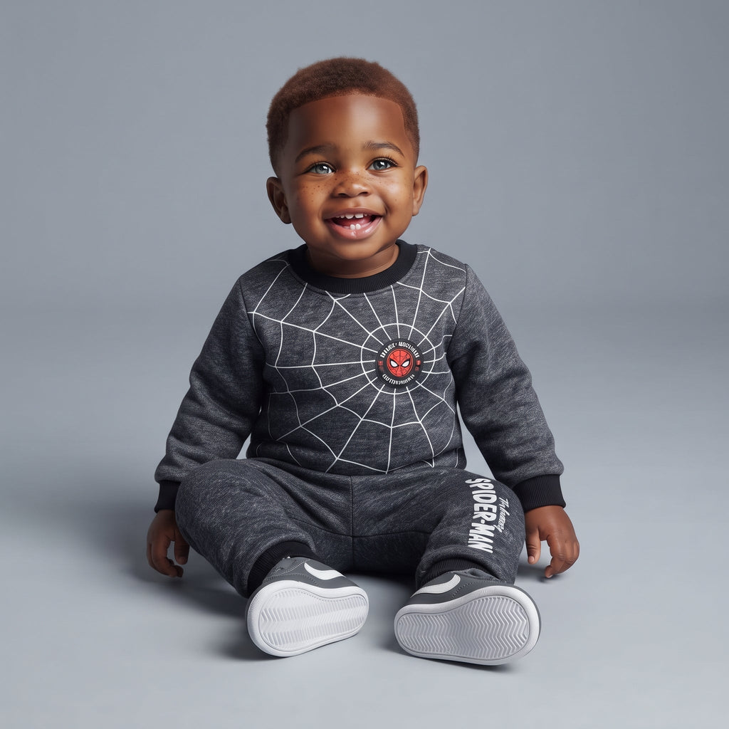 Bebé sonriente vistiendo conjunto EmpiBy de dos piezas de Spider-Man en gris melange con estampado de telaraña.