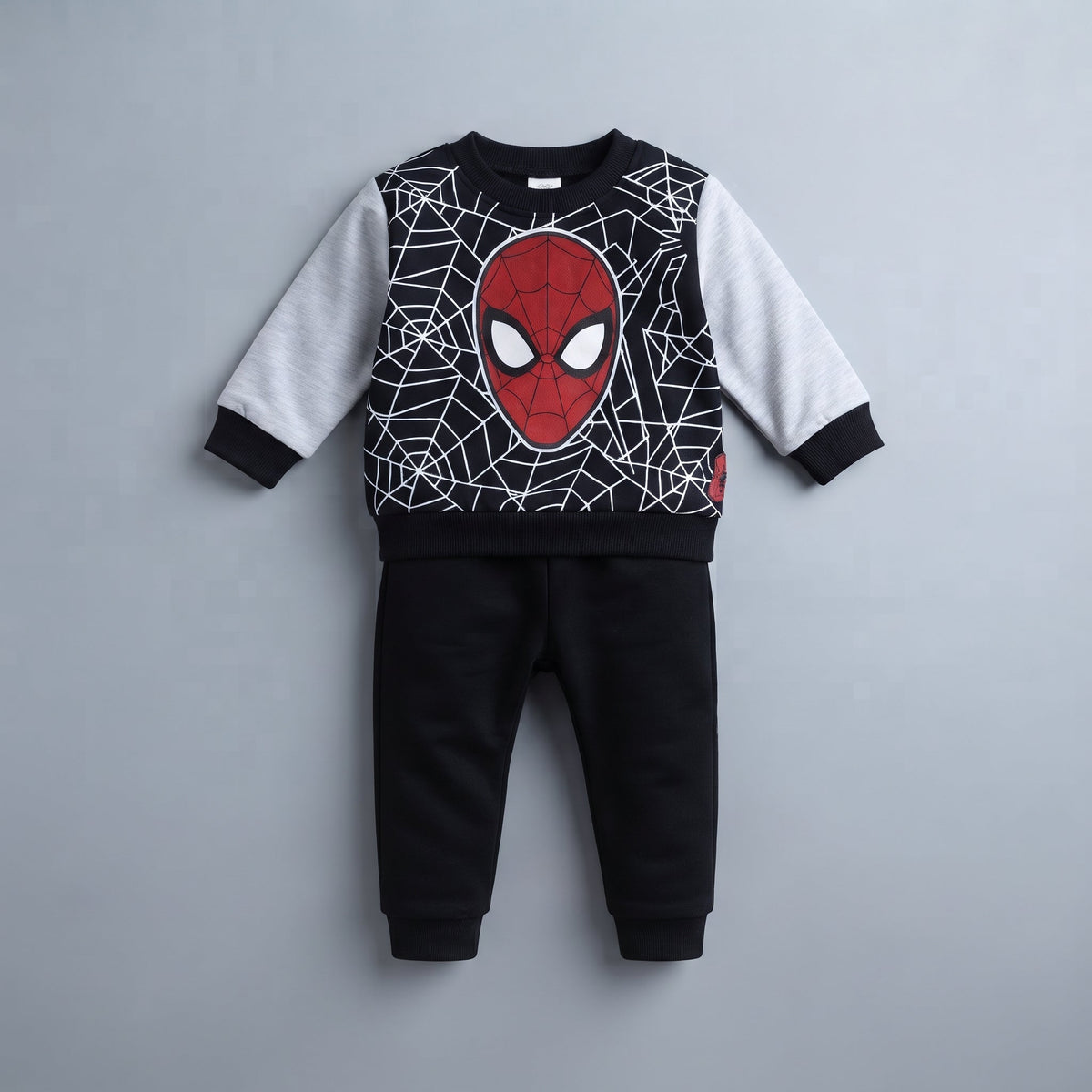 Conjunto EmpiBy de dos piezas para bebé con sudadera de Spiderman en negro y gris y pantalón jogger a juego.