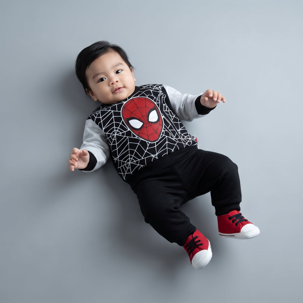 Bebé con conjunto de dos piezas EmpiBy de Spiderman, sudadera negra y gris con estampado y pantalón jogger negro