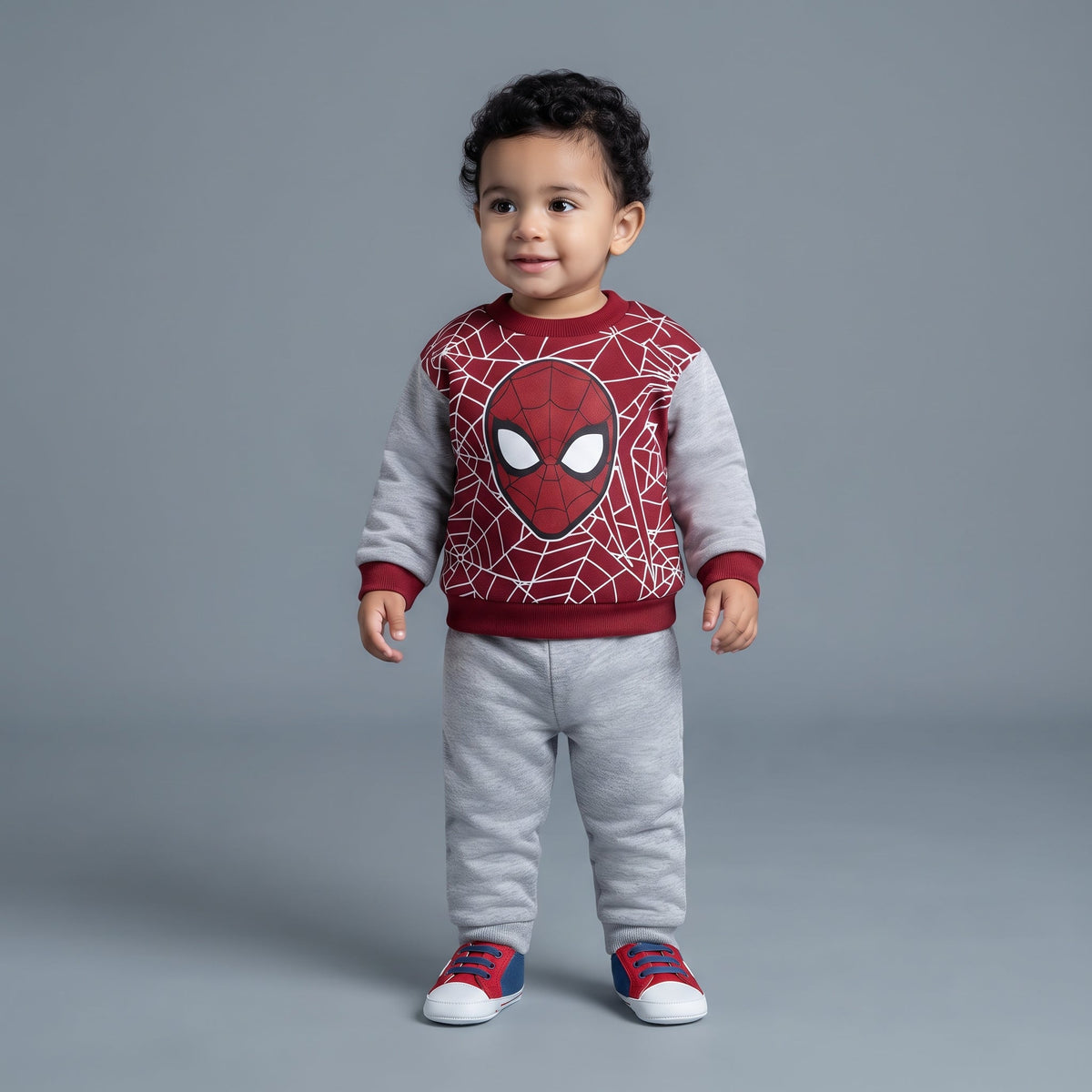 Bebé vistiendo conjunto EmpiBy de dos piezas de Spider-Man con sudadera roja de telarañas y pantalón jogger gris