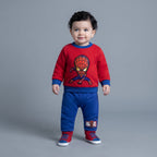 Bebé sonriente vistiendo conjunto EmpiBy de Spider-Man con sudadera roja y pantalón jogger azul de algodón suave