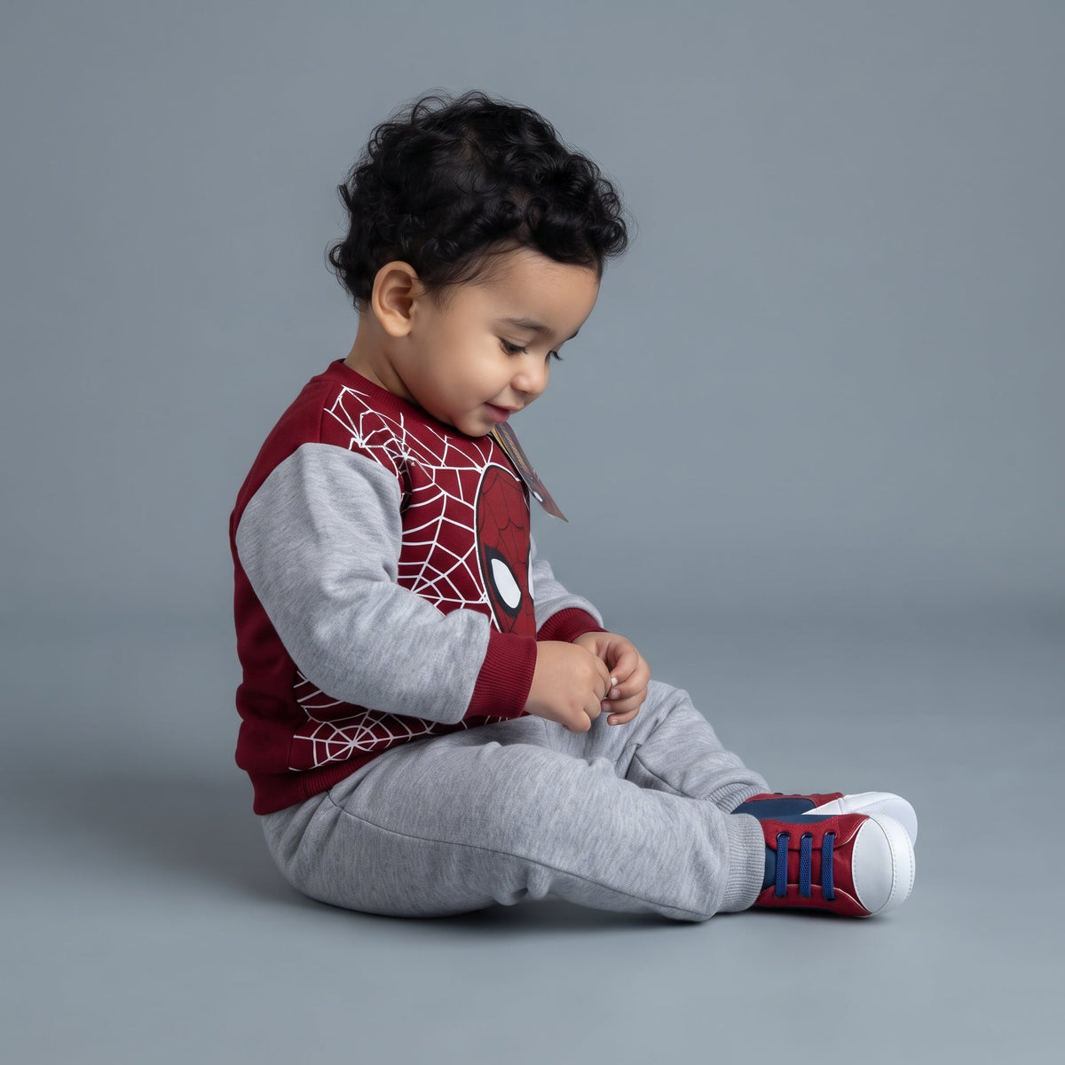Bebé con conjunto de dos piezas EmpiBy de Spider-Man, sudadera vino y gris con estampado y pantalón jogger a juego.