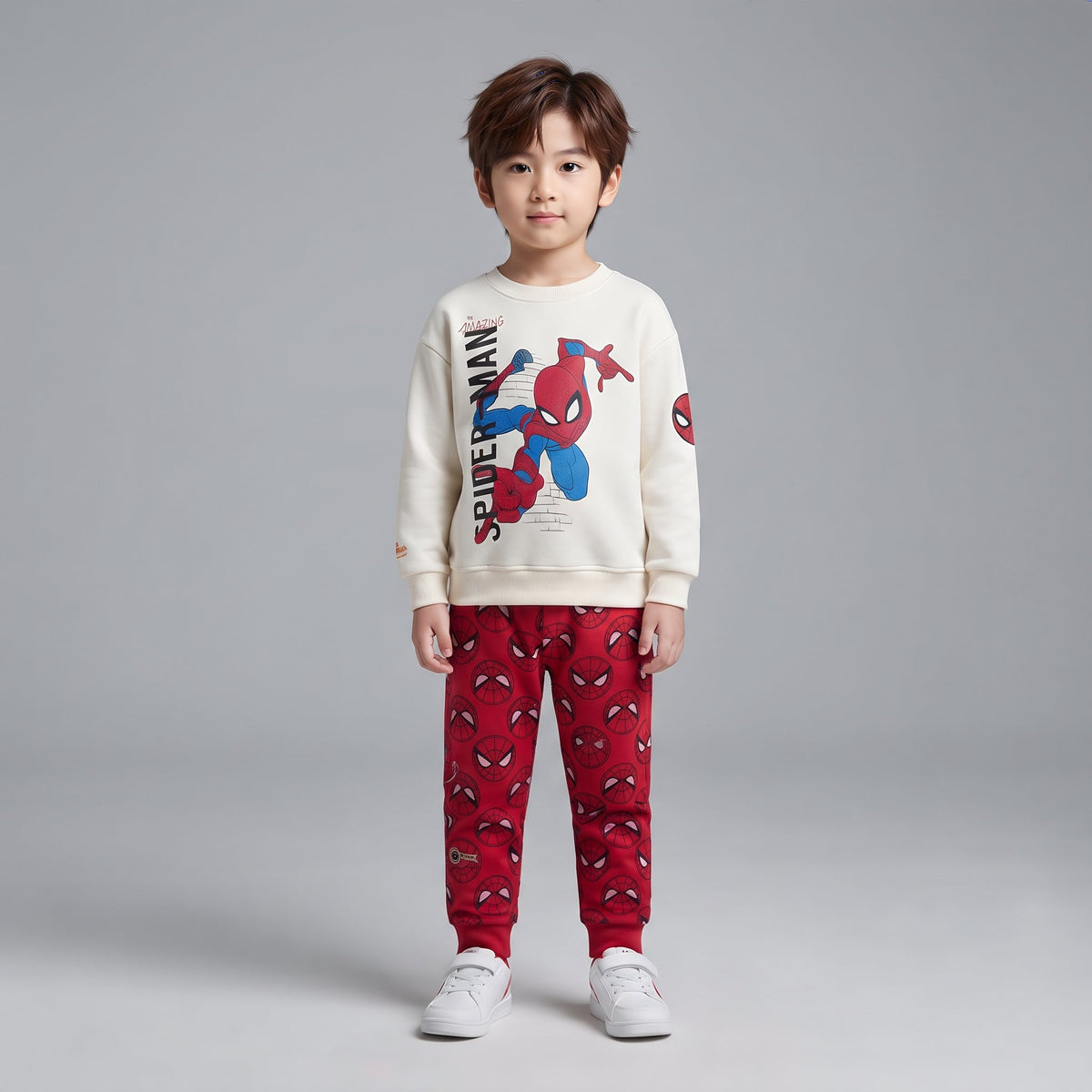 Conjunto EmpiBy de dos piezas para niño con sudadera beige de Spider-Man y pantalón jogger rojo estampado