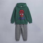 Conjunto EmpiBy de dos piezas para niño con sudadera verde de Spider-Man y pantalón jogger gris de tela suave.