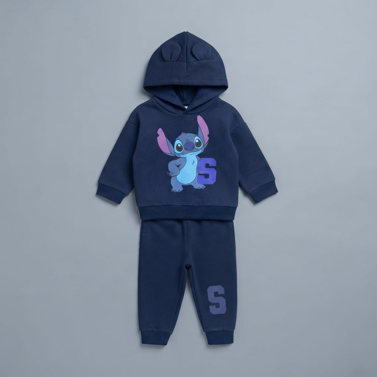Conjunto EmpiBy de dos piezas para niño en azul oscuro con capucha de Stitch y orejitas 3D, estilo jogger cómodo.