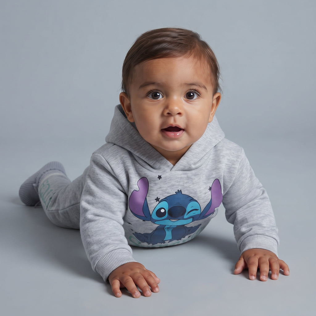 Bebé con conjunto EmpiBy de dos piezas gris jaspeado con sudadera con capucha y gráfico de Stitch guiñando un ojo