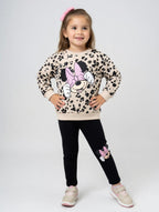 Niña vistiendo set EmpiBy de sudadera animal print con Minnie Mouse y leggings negros cómodos