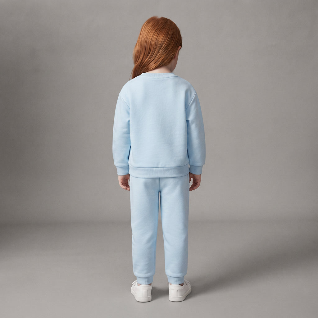 Conjunto de dos piezas EmpiBy para niña en azul claro, compuesto por sudadera y pantalón jogger de tela suave