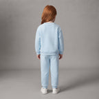 Conjunto de dos piezas EmpiBy para niña en azul claro, compuesto por sudadera y pantalón jogger de tela suave