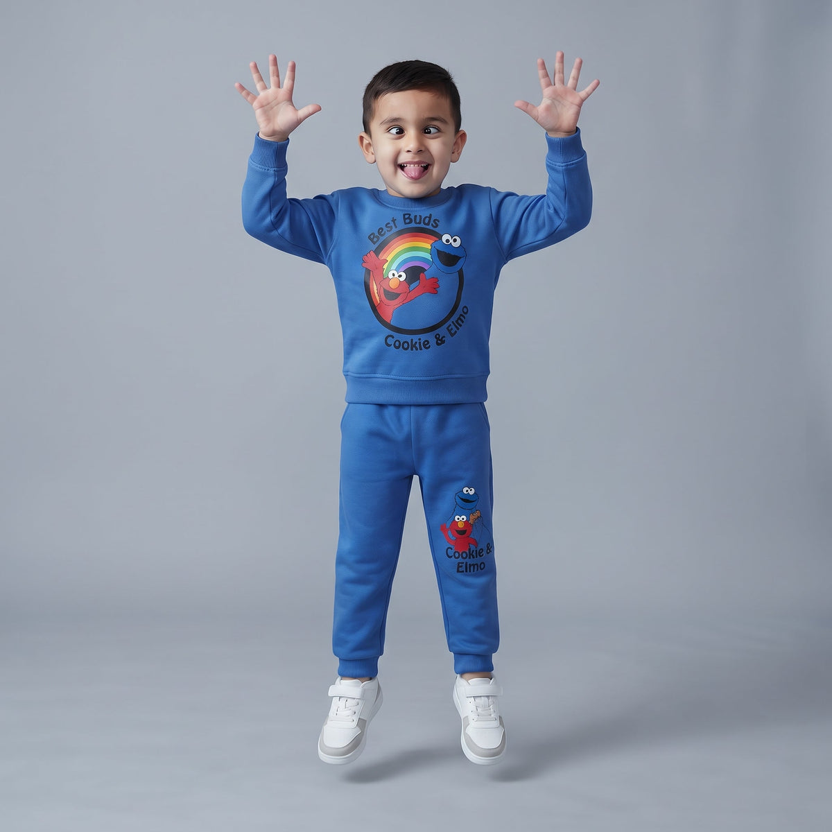 Niño saltando con conjunto EmpiBy azul royal de dos piezas con estampados de Elmo y El Monstruo de las Galletas