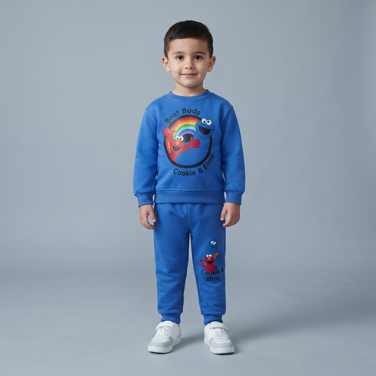 Niño vistiendo conjunto EmpiBy de sudadera y jogger azul royal con estampado de Elmo y Monstruo de las Galletas