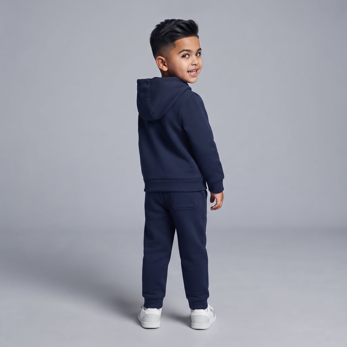 Niño vistiendo conjunto EmpiBy de sudadera con capucha y pantalón jogger azul marino, vista trasera