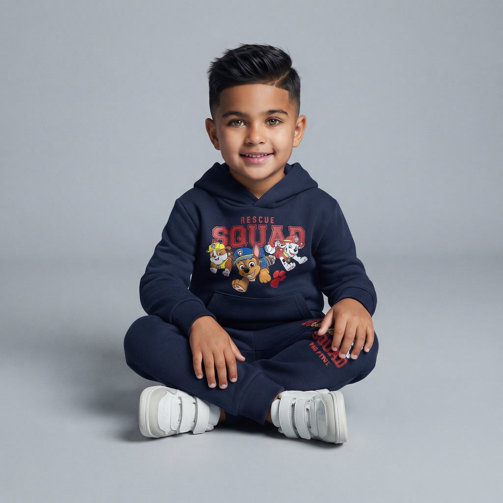 Niño sonriente vistiendo conjunto EmpiBy de sudadera con capucha y jogger azul marino con estampado Rescue Squad