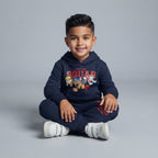 Niño sonriente vistiendo conjunto EmpiBy de sudadera con capucha y jogger azul marino con estampado Rescue Squad
