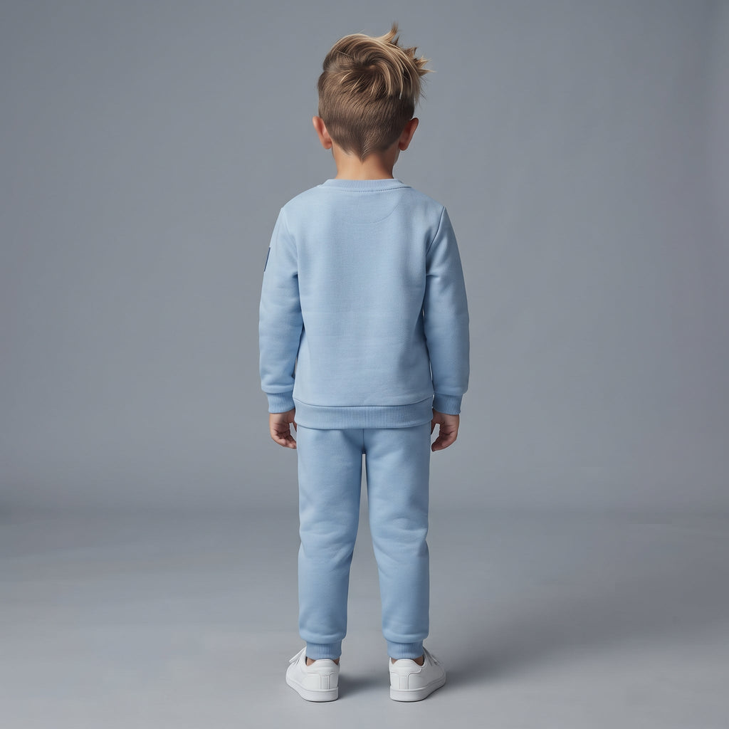 Conjunto de dos piezas EmpiBy para niño en azul claro, sudadera y pantalón jogger de tela suave, vista posterior.