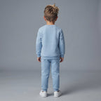 Conjunto de dos piezas EmpiBy para niño en azul claro, sudadera y pantalón jogger de tela suave, vista posterior.