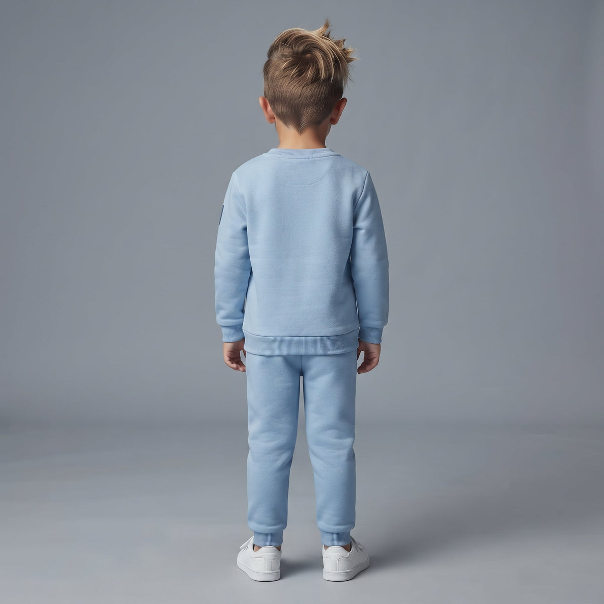 Conjunto de dos piezas EmpiBy para niño en azul claro, sudadera y pantalón jogger de tela suave, vista posterior.