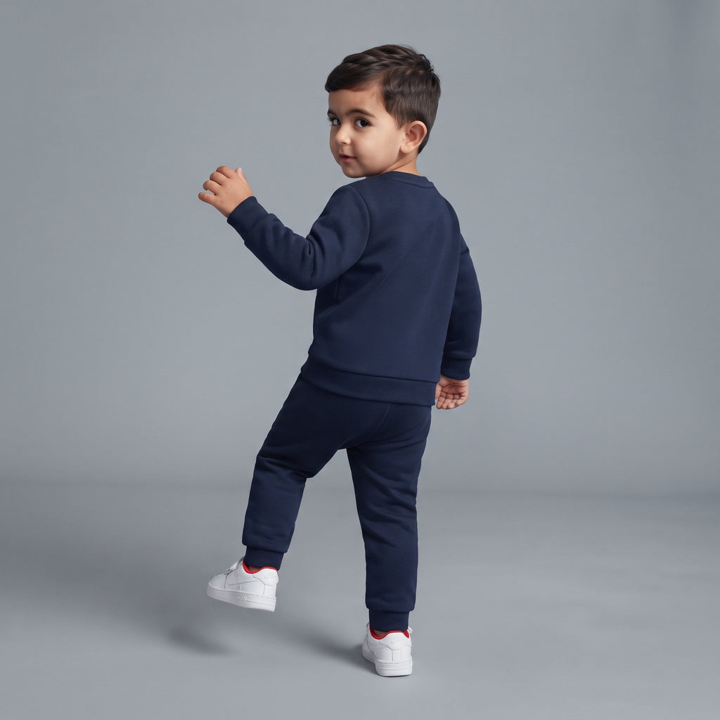 Niño vistiendo conjunto EmpiBy de sudadera y pantalón jogger azul marino de felpa suave, vista trasera.