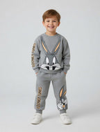 Niño sonriente vistiendo conjunto de sudadera y pantalón gris EmpiBy con estampado moderno de Bugs Bunny