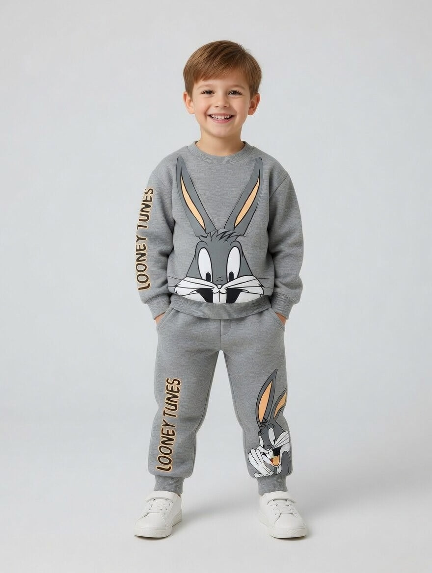Niño sonriente vistiendo conjunto de sudadera y pantalón gris EmpiBy con estampado moderno de Bugs Bunny